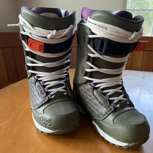 ThirtyTwo Lashed Women’s sz 6 snowboard boots